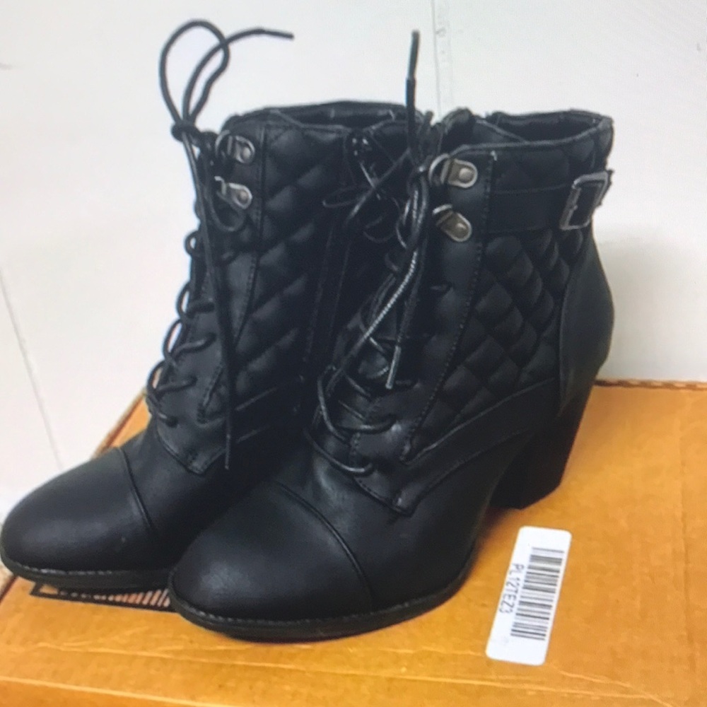 Daisy Fuentes black boots